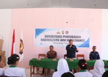 Ratusan pelajar di SMK Negeri 6 Manado mendapatkan sosialisasi dari Bidang Humas Polda Sulawesi Utara. Sosialisasi diberikan Tim Humas Polda Sulut, di aula SMK Negeri 6 Manado, Kamis (7/11/2024) pagi, dihadiri oleh para guru dan kurang lebih 200 siswa dan siswi.
