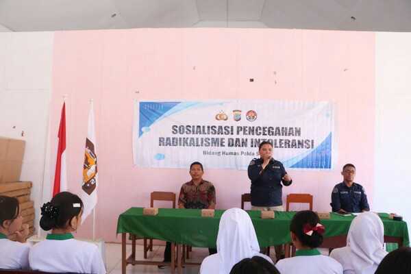 Ratusan pelajar di SMK Negeri 6 Manado mendapatkan sosialisasi dari Bidang Humas Polda Sulawesi Utara. Sosialisasi diberikan Tim Humas Polda Sulut, di aula SMK Negeri 6 Manado, Kamis (7/11/2024) pagi, dihadiri oleh para guru dan kurang lebih 200 siswa dan siswi.