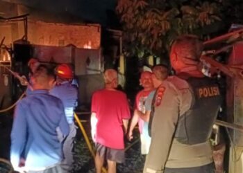 Polsek Mapanget menunjukkan respon cepat dalam menangani kebakaran yang terjadi di Perumahan Gritma Blok B X, Kecamatan Mapanget, pada Jumat malam, 8 November 2024 sekitar pukul 22.30 WITA. Kebakaran melanda rumah milik keluarga Risal Bhatiar yang terletak di kawasan tersebut, yang diduga disebabkan oleh arus listrik.