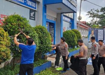 Kegiatan ini dimulai pada hari Jumat, 8 November 2024, pukul 14.30 Wita, setelah pelaksanaan layanan kepada masyarakat. Kegiatan kurve dilakukan sebagai bentuk persiapan untuk memastikan kesiapan fasilitas pelayanan, baik di dalam ruangan maupun area halaman kantor SATPAS.