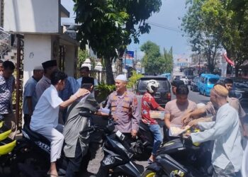 Kapolsek Tuminting, Iptu Ronald Varit Sabaja, bersama jajaran Polsek Tuminting, melaksanakan kegiatan sosial dengan memberikan takjil dalam rangka Jumat Berkah pada Jumat, 8 November 2024, pukul 12.30 WITA. Kegiatan ini bertempat di Masjid Awalfatul Mubien, Kelurahan Islam, Lingkungan 2, Kecamatan Tuminting, Kota Manado.