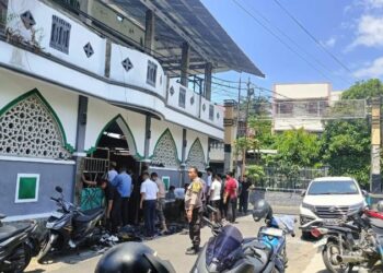 Personel Polsek jajaran di berbagai wilayah hukum melakukan kegiatan Paja Somat, sebuah program yang bertujuan untuk memastikan ibadah berjalan dengan aman dan khusyuk.