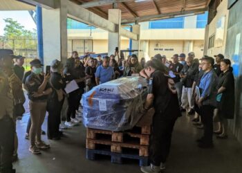 Polsek Bandara Sam Ratulangi melakukan pengamanan atas kedatangan jenazah Pdt. Heski Roring, S.Th, Pelaksana Tugas Tonaas Wangko Badan Musyawarah Indonesia (BMI), yang tiba di Bandara Internasional Sam Ratulangi, Kota Manado, Sulawesi Utara., Sabtu (9/11/2024).