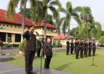 Polres Ogan Ilir melaksanakan upacara peringatan Hari Pahlawan pada Minggu, 10 November 2024. Kegiatan yang berlangsung tepat pukul 07.00 WIB ini diadakan di lapangan upacara Polres Ogan Ilir, dihadiri oleh seluruh Pejabat Utama (PJU) dan personel Polres Ogan Ilir. Kabag Ops Polres Ogan Ilir, Kompol Kusyanto, S.H., bertindak sebagai inspektur upacara.