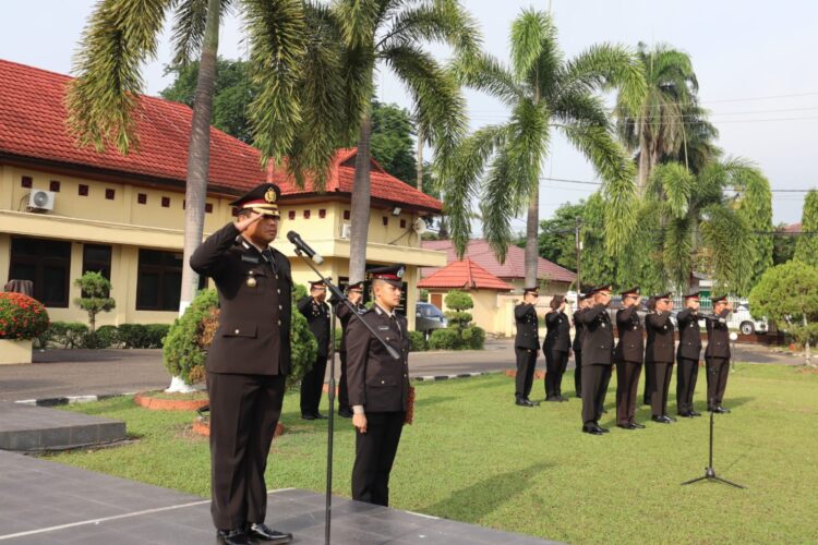 Polres Ogan Ilir melaksanakan upacara peringatan Hari Pahlawan pada Minggu, 10 November 2024. Kegiatan yang berlangsung tepat pukul 07.00 WIB ini diadakan di lapangan upacara Polres Ogan Ilir, dihadiri oleh seluruh Pejabat Utama (PJU) dan personel Polres Ogan Ilir. Kabag Ops Polres Ogan Ilir, Kompol Kusyanto, S.H., bertindak sebagai inspektur upacara.
