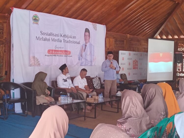 Anggota Fraksi PKS DPRD Jawa Tengah, menyelenggarakan Sosialisasi Kebijakan Melalui Media Tradisional, dengan mengambil Tema “Bangkitkan Semangat Berkarya Dalam Pelestarian Seni Budaya" yang dilaksanakan di Rumah Apirasi Joglo Semar komplek perumahan Griya Asri padamara Purbalingga Minggu (10/11/2024).