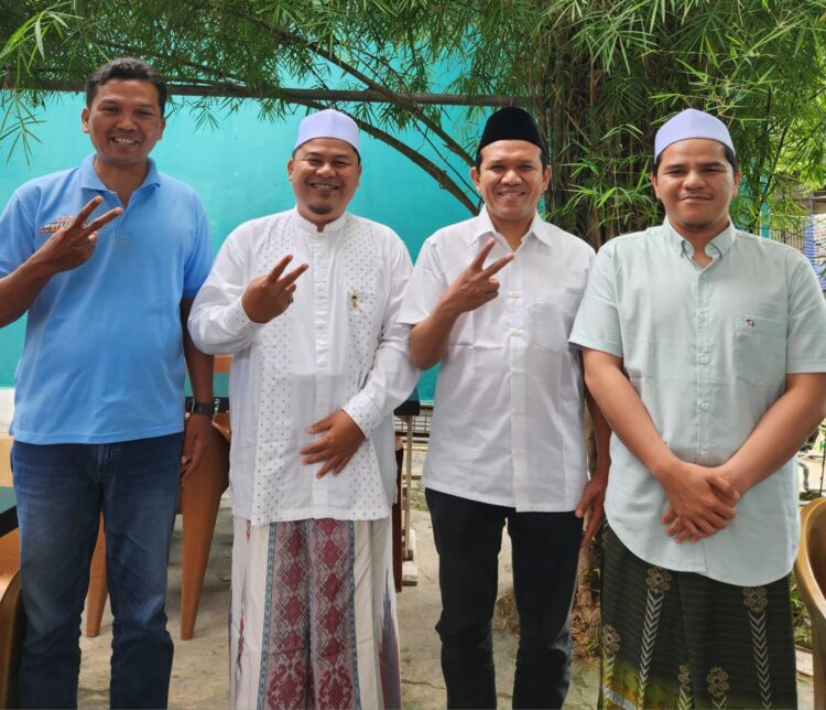 Tokoh terkemuka dalam pendidikan dayah Aceh, Mudir Ma’had Aly MUDI, Dr. Tgk. H. Abi Zahrul Mubarrak HB, M.Pd., atau akrab disapa Abi Mudi, putra dari Abu Mudi resmi mendeklarasikan dukungannya untuk pasangan ini dalam Pilkada Aceh yang akan digelar 27 November 2024 mendatang. Jum'at 8 November 2024.