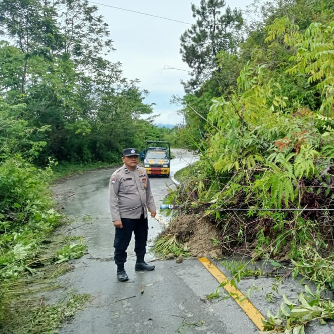 Personel Polsek Onanrunggu Polres Samosir melakukan cek tempat kejadian perkara (TKP) gangguan alam berupa pohon tumbang dan tanah longsor yang mengganggu aktivitas warga di Desa Tambun Sukean dan Desa Janji Matogu Kecamatan Onanrunggu Kabupaten Samosir