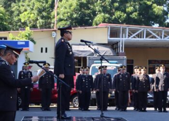 Upacara yang dipimpin oleh Kapolresta Manado Kombes Pol Julianto Sirait ini mengusung tema “Teladani Pahlawanmu, Cintai Negerimu”, mengajak seluruh masyarakat untuk meneladani semangat perjuangan pahlawan dan menerapkannya dalam kehidupan sehari-hari, khususnya dalam menjaga keutuhan dan keamanan bangsa, Minggu (10/11/2024).