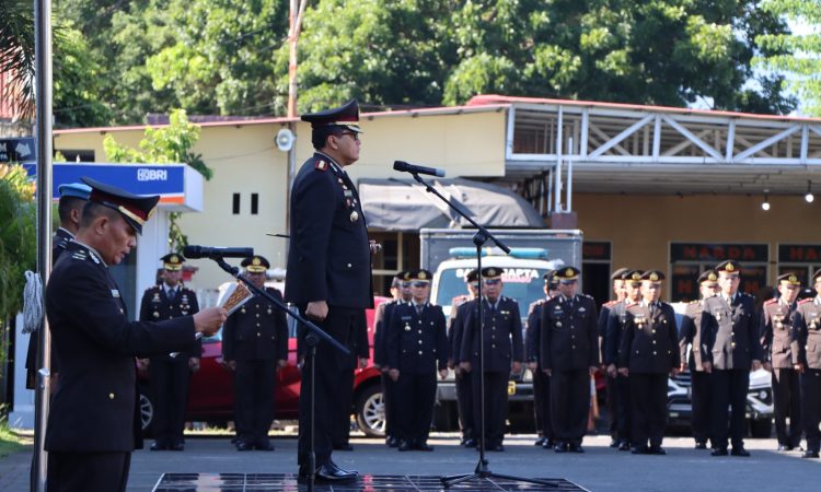Upacara yang dipimpin oleh Kapolresta Manado Kombes Pol Julianto Sirait ini mengusung tema “Teladani Pahlawanmu, Cintai Negerimu”, mengajak seluruh masyarakat untuk meneladani semangat perjuangan pahlawan dan menerapkannya dalam kehidupan sehari-hari, khususnya dalam menjaga keutuhan dan keamanan bangsa, Minggu (10/11/2024).