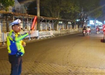 Patroli ini dilakukan pada malam hari dengan menggunakan kendaraan yang dilengkapi lampu biru, yang bertujuan untuk memberikan rasa aman kepada masyarakat serta mencegah terjadinya pelanggaran lalu lintas dan kejahatan di jalan, Sabtu (9/11/2024).