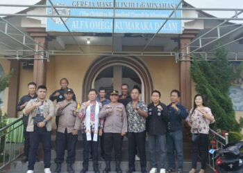 Polsek Wenang mengadakan kegiatan bertajuk “Minggu Kasih” di Gereja GMIM Alfa Omega, Kelurahan Teling Bawah, Kecamatan Wenang, Kota Manado. Acara ini dipimpin langsung oleh Kapolsek Wenang, AKP Rusman Mohammad Saleh, dengan tujuan mempererat hubungan antara kepolisian dan masyarakat, Minggu (10/11/2024).