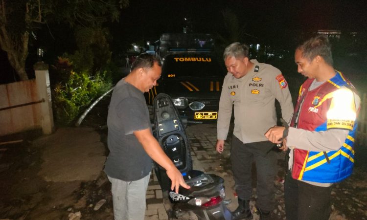 Polsek Tombulu melaksanakan kegiatan Cipta Kondisi (Cipkon) dalam rangka menjaga keamanan dan ketertiban masyarakat (kamtibmas) di wilayah hukumnya pada malam minggu, 9 November 2024. Kegiatan ini, yang merupakan bagian dari program rutin Kegiatan Rutin Yang Ditingkatkan (KRYD), bertujuan untuk menciptakan situasi yang aman dan kondusif, terutama menjelang akhir pekan.