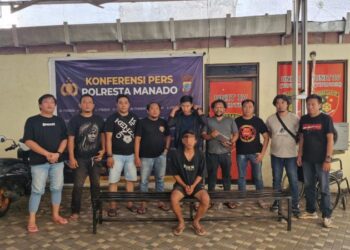 Unit Reskrim Polsek Mapanget bersama Resmob Polresta Manado berhasil mengamankan seorang tersangka dalam kasus pembunuhan yang terjadi di Perumahan Puri Permai, Kelurahan Bengkol, Kecamatan Mapanget, Kota Manado. Peristiwa tragis tersebut terjadi pada Minggu dini hari, 10 November 2024, sekitar pukul 04.00 WITA.