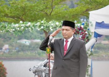 Pj Wali Kota Sabang ketika memimpin upacara bendera peringatan Hari Pahlawan di Dermaga Lanal Sabang (10/11/24).