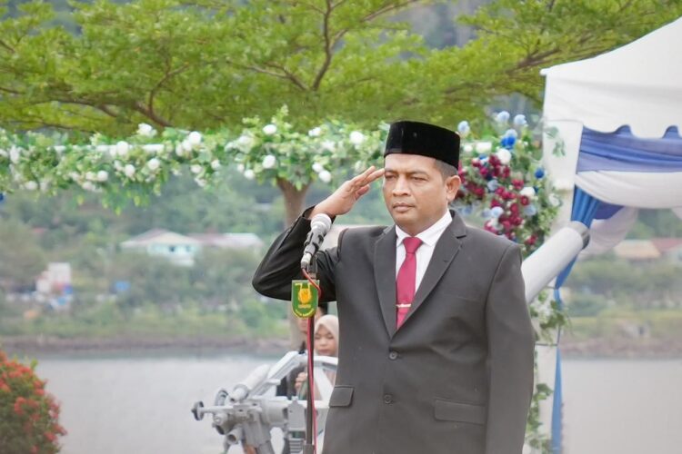 Pj Wali Kota Sabang ketika memimpin upacara bendera peringatan Hari Pahlawan di Dermaga Lanal Sabang (10/11/24).