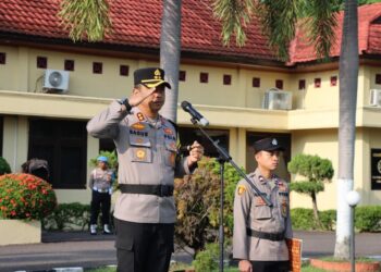 Kapolres Ogan Ilir AKBP Bagus Suryo Wibowo, S.I.K., memimpin upacara pembukaan Latihan Kerja (Latja) Siswa Pendidikan Pembentukan Bintara Polri Gelombang II Tahun Anggaran 2024 dari SPN Polda Sumsel di halaman Mapolres Ogan Ilir, Senin (11/11/2024). Kegiatan ini dihadiri oleh Wakapolres, Pejabat Utama, para Kapolsek jajaran, serta personel Polres Ogan Ilir.