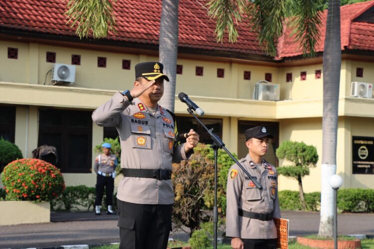 Kapolres Ogan Ilir AKBP Bagus Suryo Wibowo, S.I.K., memimpin upacara pembukaan Latihan Kerja (Latja) Siswa Pendidikan Pembentukan Bintara Polri Gelombang II Tahun Anggaran 2024 dari SPN Polda Sumsel di halaman Mapolres Ogan Ilir, Senin (11/11/2024). Kegiatan ini dihadiri oleh Wakapolres, Pejabat Utama, para Kapolsek jajaran, serta personel Polres Ogan Ilir.