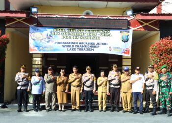 Polres Samosir menggelar Apel Pasukan Operasi Aquabike Toba 2024 di Lapangan Mako Polres Samosir pagi ini. Apel dipimpin oleh Kapolres Samosir, AKBP Yogie Hardiman, S.H., S.I.K., M.H., dan bertujuan memastikan kesiapan pengamanan untuk ajang Aquabike Jetski World Championship Lake Toba 2024. Acara ini dihadiri oleh personel Polri, TNI, Pemerintah Kabupaten Samosir, dan instansi terkait. (11/11/2024)