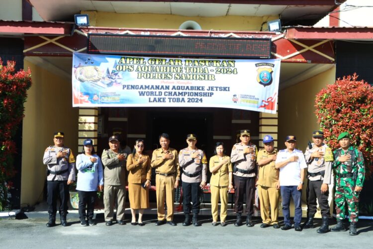 Polres Samosir menggelar Apel Pasukan Operasi Aquabike Toba 2024 di Lapangan Mako Polres Samosir pagi ini. Apel dipimpin oleh Kapolres Samosir, AKBP Yogie Hardiman, S.H., S.I.K., M.H., dan bertujuan memastikan kesiapan pengamanan untuk ajang Aquabike Jetski World Championship Lake Toba 2024. Acara ini dihadiri oleh personel Polri, TNI, Pemerintah Kabupaten Samosir, dan instansi terkait. (11/11/2024)