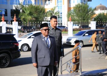 Bertindak sebagai pembina upacara adalah Penjabat Bupati Aceh Utara Dr Mahyuzar, MSi. Sedangkan perwira upacara Ainul Hamdi, STr.IP, pemimpin upacara Khairul Ihsan, STr.IP, pembaca Pembukaan UUD ’45 Ade Fikri Haiqal, STr.IP, pembaca pesan-pesan pahlawan Salsa Faradina, STr.IP, dan pembaca Ayat Suci Alquran Tgk M Yanis, SE.
Sedangkan petugas pengibaran bendera adalah Ahmad Khalilbugis, Ahmad Khatami dan Sriaya Sofya. Sedangkan pembacaan doa oleh Kepala Kantor Kemenag Aceh Utara Drs H Maiyusri.
