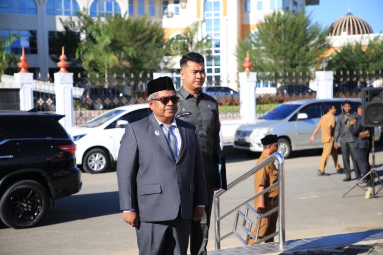 Bertindak sebagai pembina upacara adalah Penjabat Bupati Aceh Utara Dr Mahyuzar, MSi. Sedangkan perwira upacara Ainul Hamdi, STr.IP, pemimpin upacara Khairul Ihsan, STr.IP, pembaca Pembukaan UUD ’45 Ade Fikri Haiqal, STr.IP, pembaca pesan-pesan pahlawan Salsa Faradina, STr.IP, dan pembaca Ayat Suci Alquran Tgk M Yanis, SE.
Sedangkan petugas pengibaran bendera adalah Ahmad Khalilbugis, Ahmad Khatami dan Sriaya Sofya. Sedangkan pembacaan doa oleh Kepala Kantor Kemenag Aceh Utara Drs H Maiyusri.