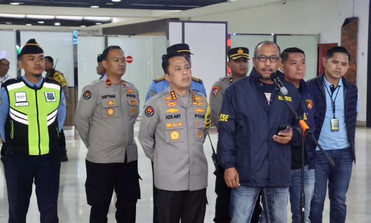 Kedua warga sipil ini dibawa oleh penyidik Direktorat Reserse Kriminal Umum (Ditreskrimum) Polda Metro Jaya melalui Bandara Soekarno-Hatta, Minggu (10/11/2024) malam ini.