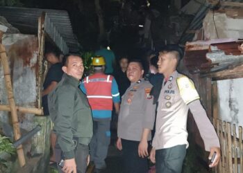 Mendapatkan informasi tersebut, Polsek Tikala bersama Babinsa Dendengan Luar Ramil 1309-02/WTPM segera menuju lokasi kejadian pada pukul 23.15 Wita dan langsung berupaya memadamkan api dengan alat seadanya