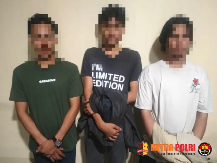 Tim Patroli Perintis Presisi Sat Samapta Polresta Gowa mengamankan tiga pria berinisial FL (29), AR (20) dan MB (24), kedapatan membawa yang diduga narkotika jenis sabu di Jl. Danau Mawang, Romang Lompoa, Kec. Bontomarannu Kabupaten Gowa, Senin (11/11) sekitar Pukul 00.30 Wita.