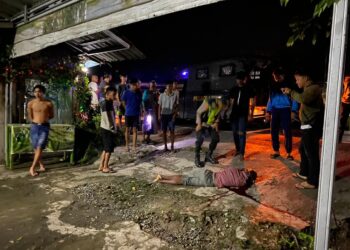 Polsek Tanjung Raja, Kabupaten Ogan Ilir, melakukan olah tempat kejadian perkara (TKP) dan mengumpulkan keterangan dari saksi-saksi atas penemuan seorang pria tanpa identitas yang ditemukan tergeletak di tepi Jalan Lintas Timur, Desa Serijabo, Kecamatan Sungai Pinang, pada Selasa (12/11/2024) dini hari.