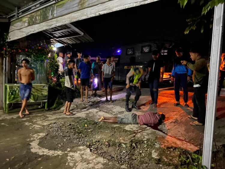 Polsek Tanjung Raja, Kabupaten Ogan Ilir, melakukan olah tempat kejadian perkara (TKP) dan mengumpulkan keterangan dari saksi-saksi atas penemuan seorang pria tanpa identitas yang ditemukan tergeletak di tepi Jalan Lintas Timur, Desa Serijabo, Kecamatan Sungai Pinang, pada Selasa (12/11/2024) dini hari.