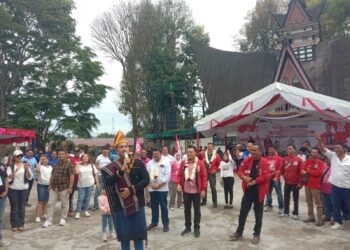 Ketua Umum DPP Partai Solidaritas Indonesia (PSI), Bro Kaesang Pangarep melakukan kegiatan konsolidasi internal partai di Kabupaten Dairi. Konsolidasi internal PSI tersebut bertempat di halaman Gedung Nasional Djauli Manik, Jalan Sisingamangaraja, Kota Sidikalang, Selasa (12/11/2024).