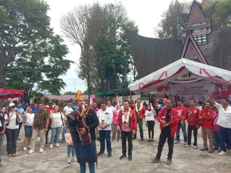 Ketua Umum DPP Partai Solidaritas Indonesia (PSI), Bro Kaesang Pangarep melakukan kegiatan konsolidasi internal partai di Kabupaten Dairi. Konsolidasi internal PSI tersebut bertempat di halaman Gedung Nasional Djauli Manik, Jalan Sisingamangaraja, Kota Sidikalang, Selasa (12/11/2024).