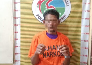 Dalam penangkapan ini, polisi mengamankan seorang terduga pelaku berinisial PG, seorang pria berusia 37 tahun yang diketahui beralamat di Kelurahan Naga Pita, Kecamatan Siantar Martoba, Kota Siantar. Barang bukti yang disita dari PG adalah dua paket kecil plastik klip yang diduga berisi narkotika jenis sabu, serta satu unit ponsel merek Infinix.