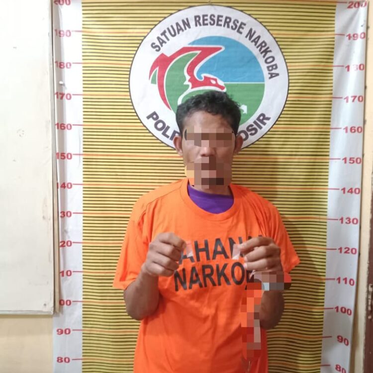 Dalam penangkapan ini, polisi mengamankan seorang terduga pelaku berinisial PG, seorang pria berusia 37 tahun yang diketahui beralamat di Kelurahan Naga Pita, Kecamatan Siantar Martoba, Kota Siantar. Barang bukti yang disita dari PG adalah dua paket kecil plastik klip yang diduga berisi narkotika jenis sabu, serta satu unit ponsel merek Infinix.