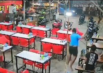 BERHAMBURAN: Pengunjung Warkop Mie Aceh Dani berhamburan dan beberapa mengejar para anggota geng motor, Rabu (12/11/2024) dini hari. (Foto Screenshoot)