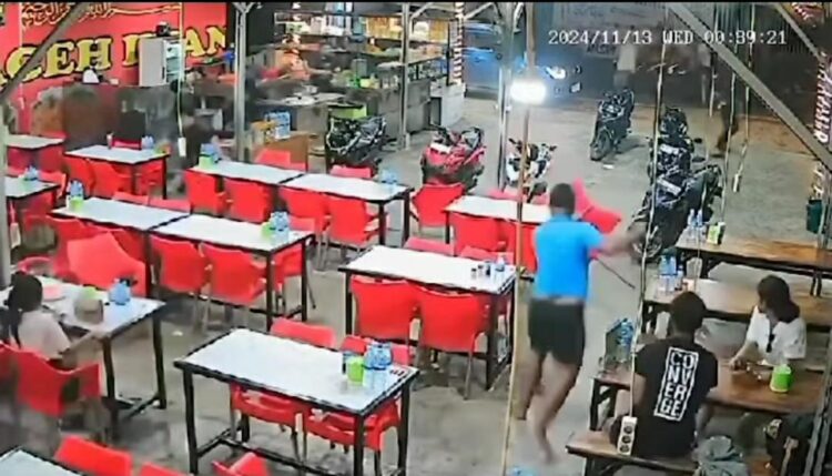 BERHAMBURAN: Pengunjung Warkop Mie Aceh Dani berhamburan dan beberapa mengejar para anggota geng motor, Rabu (12/11/2024) dini hari. (Foto Screenshoot)