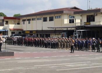 PIMPIN APEL: Kapolrestabes Medan Kombes Pol Gidion Arif Setyawan memimpin apel patroli skala besar dalam rangka memelihara Kamtibmas yang kondusif dan terkendali pada tahapan kampanye di wilayah kota Medan dan Deliserdang, di Mapolrestabes Rabu (13/11/2024).(Foto Dok/Polrestabes)