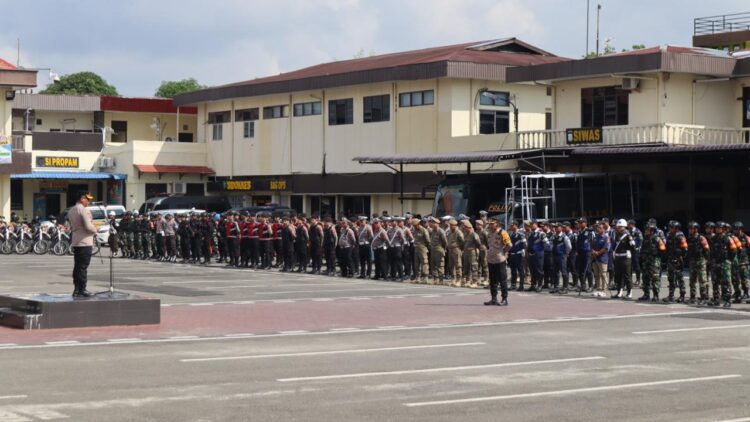 PIMPIN APEL: Kapolrestabes Medan Kombes Pol Gidion Arif Setyawan memimpin apel patroli skala besar dalam rangka memelihara Kamtibmas yang kondusif dan terkendali pada tahapan kampanye di wilayah kota Medan dan Deliserdang, di Mapolrestabes Rabu (13/11/2024).(Foto Dok/Polrestabes)