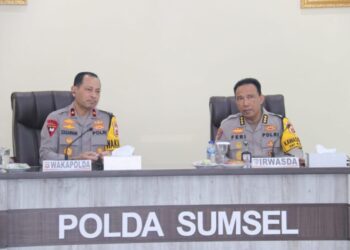 Kepala Kepolisian Daerah (Kapolda) Sumatera Selatan (Sumsel) Irjen Pol Andi Rian R Djajadi,S.I.K., M.H. diwakili Wakapolda Sumsel Brigjen Pol M, Zulkarnain, SIK,MSi diruang Vicon Lantai II Gedung Utama Presisi Mapolda Sumsel Selasa (12/11/2024) menghadiri sekaligus membuka acara Taklimat Awal Audit Kinerja Itwasda Polda Sumsel Tahap II Aspek Pelaksanaan dan Pengendalian Tahun Anggaran (T.A) 2024.
