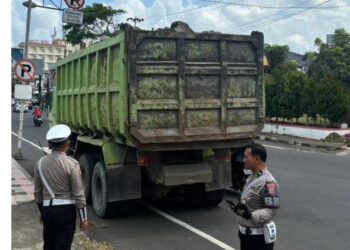 Satlantas Polresta Manado melakukan pengaturan dan penindakan terhadap pelanggaran lalu lintas di ruas Jalan Piere Tendean. Kegiatan ini bertujuan untuk menindak tegas pelanggaran terhadap Peraturan Wali Kota No. 28 Tahun 2023 yang mengatur pembatasan waktu operasional angkutan barang dengan muatan sumbu terberat lebih dari 5 ton, Pada hari Selasa, 12 November 2024.