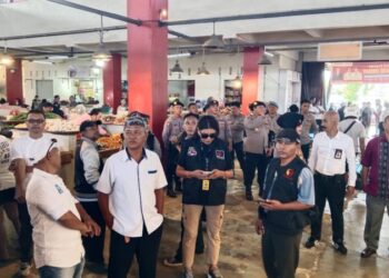 Personel dari Operasi Mantap Praja (OMP) 2024 wilayah Manado melakukan pengamanan ketat terhadap kegiatan kampanye calon gubernur dan wakil gubernur di Pasar Bersehati, Kota Manado. Kegiatan kampanye tersebut dihadiri oleh ribuan masyarakat yang antusias menyaksikan visi dan misi pasangan calon
