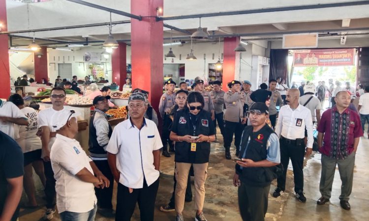 Personel dari Operasi Mantap Praja (OMP) 2024 wilayah Manado melakukan pengamanan ketat terhadap kegiatan kampanye calon gubernur dan wakil gubernur di Pasar Bersehati, Kota Manado. Kegiatan kampanye tersebut dihadiri oleh ribuan masyarakat yang antusias menyaksikan visi dan misi pasangan calon