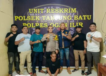 Tersangka berinisial AS alias Mingkel (33), warga Desa Gaung Asam, Kecamatan Belida Darat, Kabupaten Muara Enim, tak berkutik saat ditangkap di kediamannya pada Kamis (14/11) siang. Dalam penangkapan tersebut, Tim Rimau yang dipimpin Kanit Reskrim Polsek Tanjung Batu BRIPKA Prayudho Wibowo, S.H., bergerak cepat setelah memperoleh informasi mengenai keberadaan pelaku. Tanpa perlawanan, tersangka akhirnya digelandang ke Mapolsek Tanjung Batu guna penyelidikan lebih lanjut.