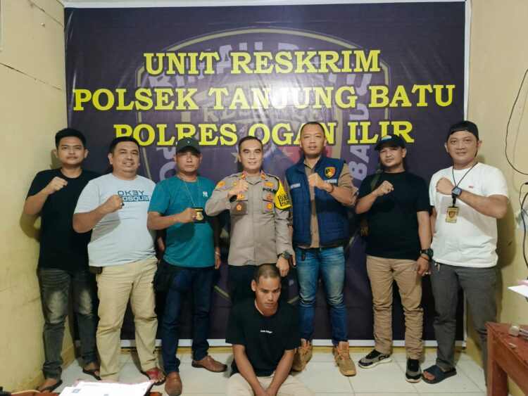 Tersangka berinisial AS alias Mingkel (33), warga Desa Gaung Asam, Kecamatan Belida Darat, Kabupaten Muara Enim, tak berkutik saat ditangkap di kediamannya pada Kamis (14/11) siang. Dalam penangkapan tersebut, Tim Rimau yang dipimpin Kanit Reskrim Polsek Tanjung Batu BRIPKA Prayudho Wibowo, S.H., bergerak cepat setelah memperoleh informasi mengenai keberadaan pelaku. Tanpa perlawanan, tersangka akhirnya digelandang ke Mapolsek Tanjung Batu guna penyelidikan lebih lanjut.