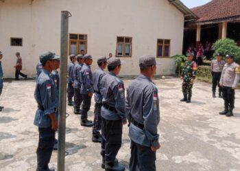 Sinergitas TNI-Polri di Kecamatan Kutasari, Kabupaten Purbalingga terlihat saat Bhabinkamtibmas Polsek Kutasari dan Babinsa Koramil Kutasari memberikan pelatihan kepada anggota Linmas di Desa Kutasari, Kamis (14/11/2024).