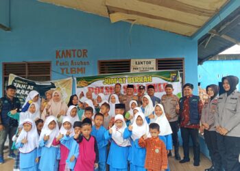 Kapolsek Siak Hulu bersinergi dengan PT. Agung Bumi Lestari (ABL) dan diikuti Wakapolsek Siak Hulu AKP Yulius SPsi, para Kanit dan Panit serta anggota Polsek Siak Hulu, Kapolsek memboyong langsung paket sembako ke Panti Asuhan YLBMI yang berada di RT 002, RW 019, Desa Pandau Jaya, Kecamatan Siak Hulu, Kabupaten Kampar, Jumat (15/11/2024).