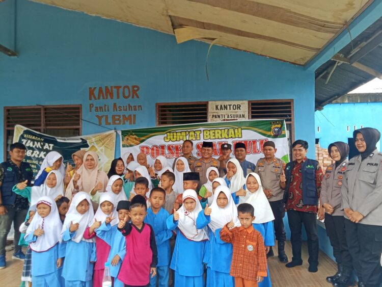 Kapolsek Siak Hulu bersinergi dengan PT. Agung Bumi Lestari (ABL) dan diikuti Wakapolsek Siak Hulu AKP Yulius SPsi, para Kanit dan Panit serta anggota Polsek Siak Hulu, Kapolsek memboyong langsung paket sembako ke Panti Asuhan YLBMI yang berada di RT 002, RW 019, Desa Pandau Jaya, Kecamatan Siak Hulu, Kabupaten Kampar, Jumat (15/11/2024).