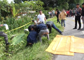 Warga Desa Simarmata, Kecamatan Simanindo, Kabupaten Samosir, dihebohkan dengan penemuan mayat seorang pria yang tergeletak di pinggir jalan raya pada Jumat pagi (15/11/2024). Berdasarkan keterangan dari pihak kepolisian, mayat yang kemudian diidentifikasi sebagai TS, warga Desa Cinta Damai, Kecamatan Simanindo, ditemukan sekitar pukul 06:30 Wib, sekitar 200 meter dari Gereja HKBP Simarmata menuju arah Pelabuhan Simanindo.