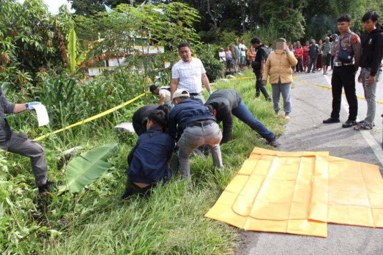 Warga Desa Simarmata, Kecamatan Simanindo, Kabupaten Samosir, dihebohkan dengan penemuan mayat seorang pria yang tergeletak di pinggir jalan raya pada Jumat pagi (15/11/2024). Berdasarkan keterangan dari pihak kepolisian, mayat yang kemudian diidentifikasi sebagai TS, warga Desa Cinta Damai, Kecamatan Simanindo, ditemukan sekitar pukul 06:30 Wib, sekitar 200 meter dari Gereja HKBP Simarmata menuju arah Pelabuhan Simanindo.